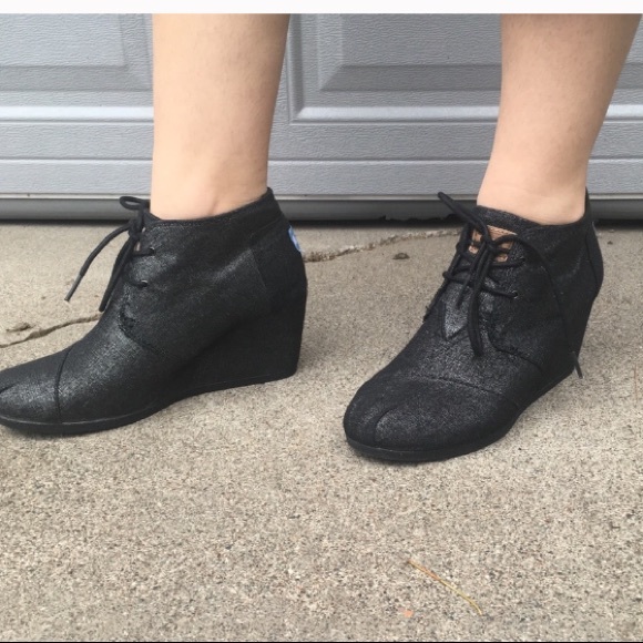 toms closed toe wedges